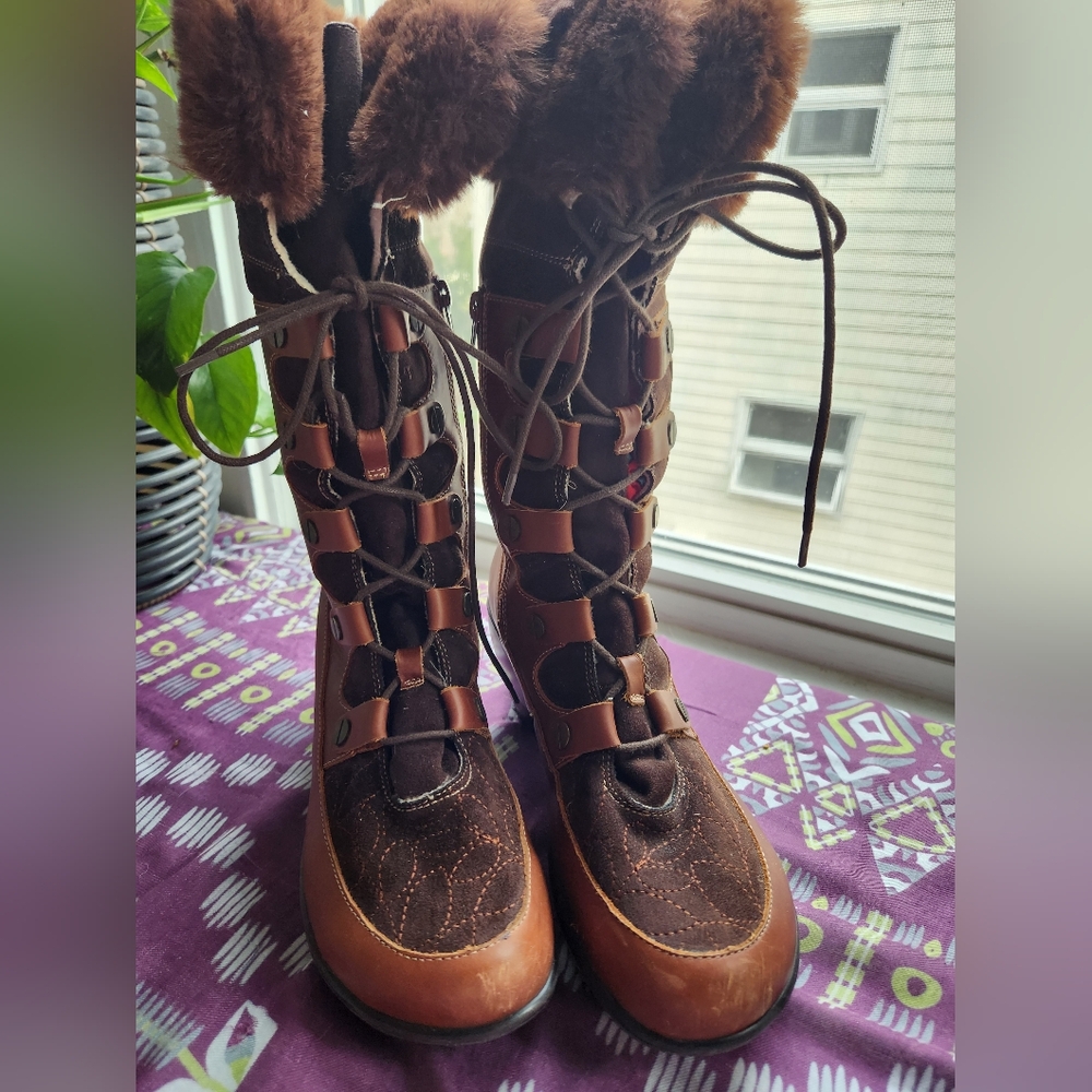 Size 11m Jambu lace-up boot,  leather upper and faux fur.